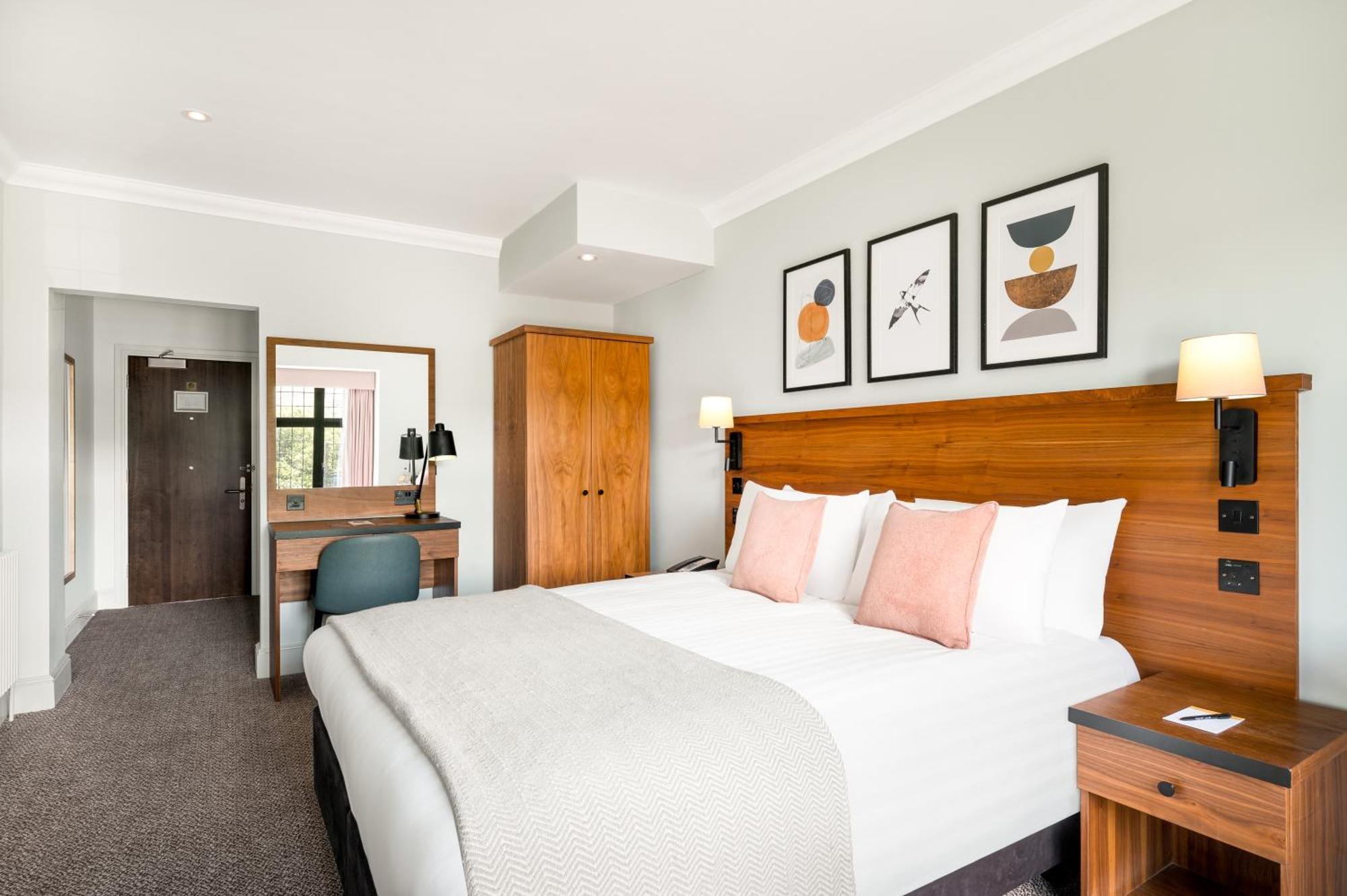 Voco Lythe Hill Hotel & Spa By Ihg Haslemere Exteriör bild