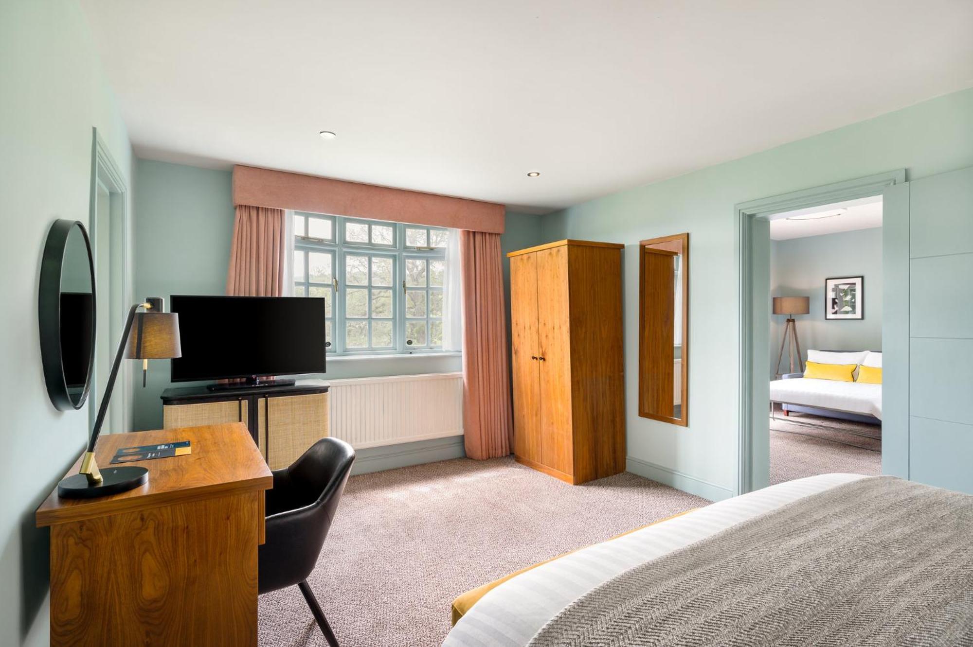 Voco Lythe Hill Hotel & Spa By Ihg Haslemere Exteriör bild